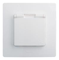 Механизм розетки 1-м СП Etika 2К+З 16А IP44 защ. шторки с заземл. с защ. крышкой безвинт. зажимы бел. Leg 672232